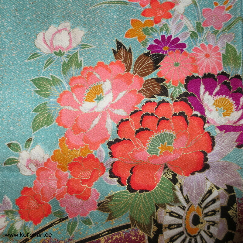 Mädchen Sayagata Seidendamast Furisode, bunt mit Blumenwagen