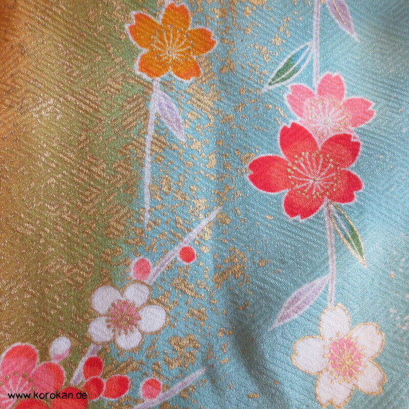 Mädchen Sayagata Seidendamast Furisode, bunt mit Blumenwagen