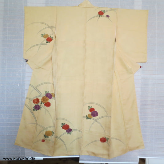 Chrysanthemen und Goldstickerei Homongi Seidendamast Kimono