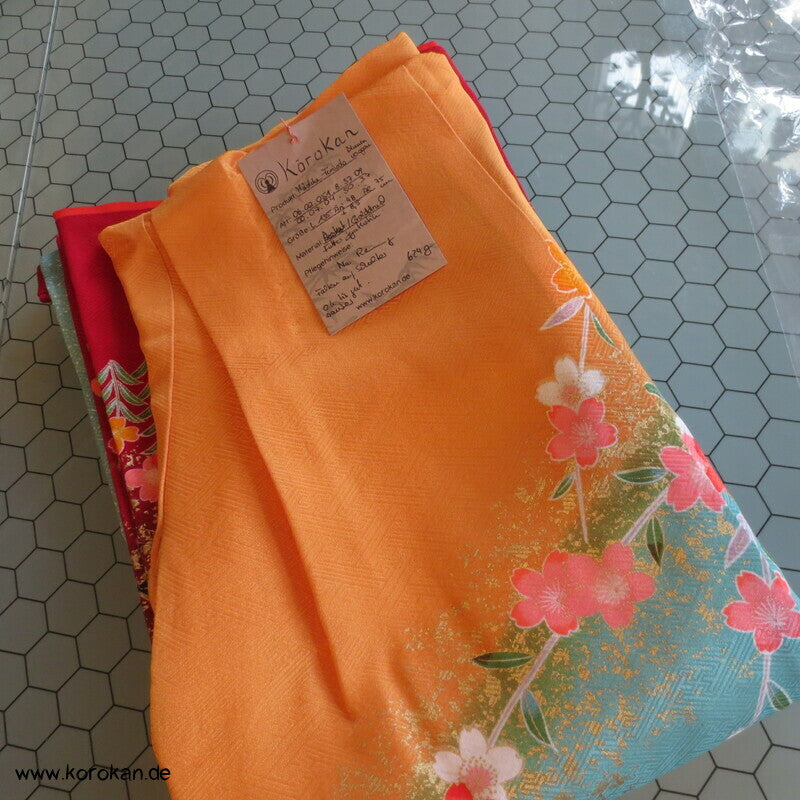 Mädchen Sayagata Seidendamast Furisode, bunt mit Blumenwagen