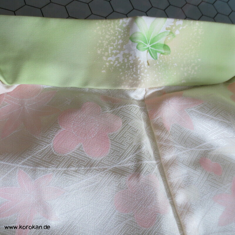 Haori Kimono Jacke Wellen Seidendamast auf dem gemalte Blätter schwimmen