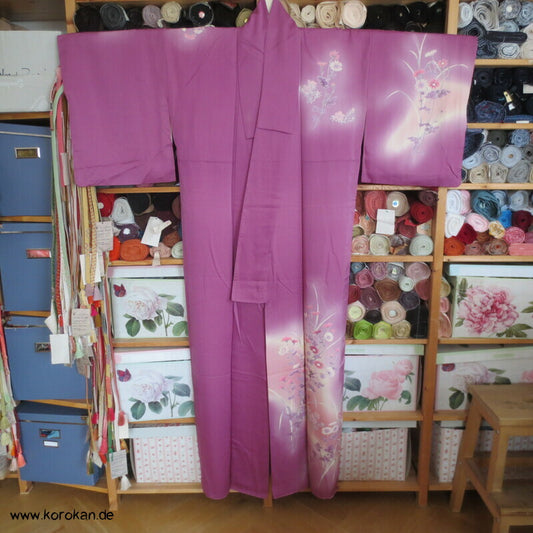 lila Homongi Seiden Kimono mit Kiku Chrysantehmen auf Bokashi Farb Inseln