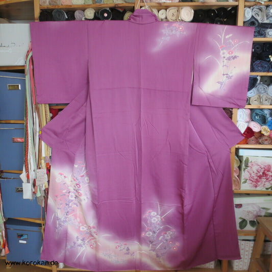 lila Homongi Seiden Kimono mit Kiku Chrysantehmen auf Bokashi Farb Inseln