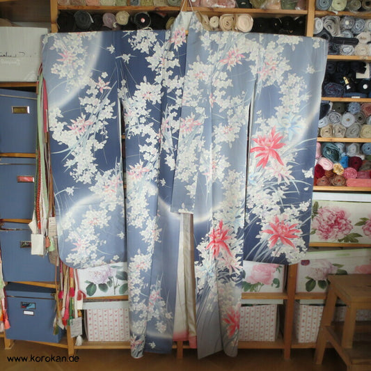 blaugrauer Seidendamast Furisode Kimono Orchideen und Sakura Blüten, groß