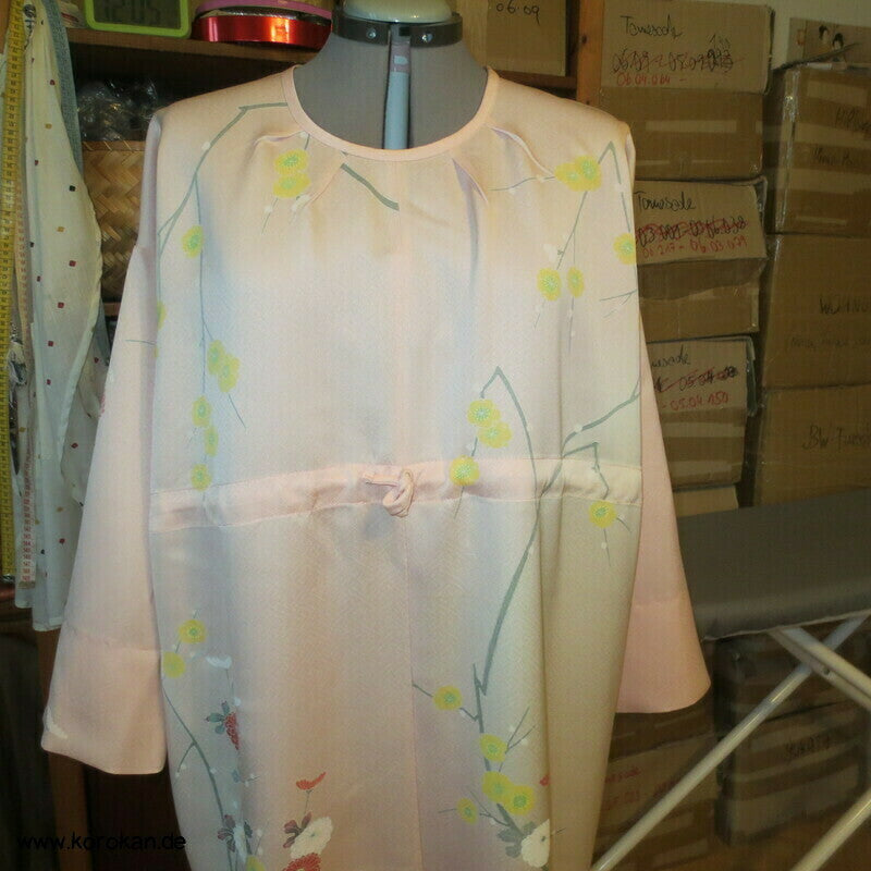 Nachthemd aus Homongi Kimono Seide, Blüten auf zart rosa