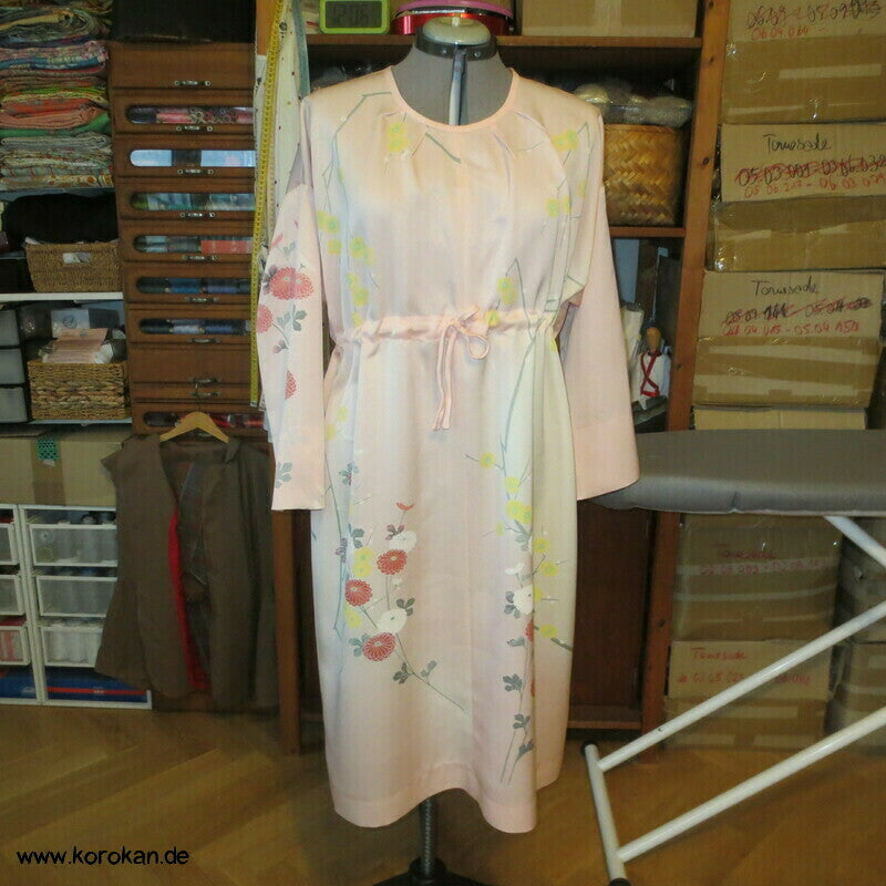 Nachthemd aus Homongi Kimono Seide, Blüten auf zart rosa