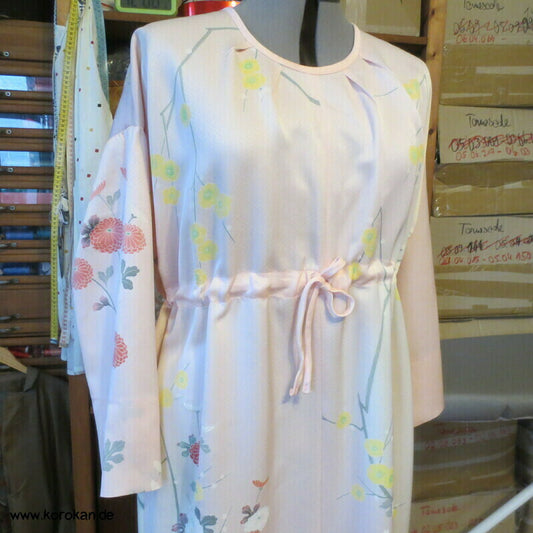 Nachthemd aus Homongi Kimono Seide, Blüten auf zart rosa