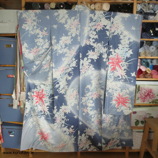 blaugrauer Seidendamast Furisode Kimono Orchideen und Sakura Blüten, groß