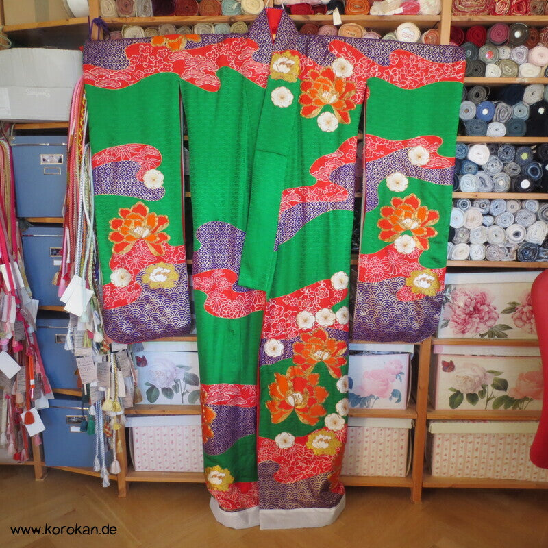 Kakeshita Hochzeits Kimono üppig bestickt mit dickem Saum