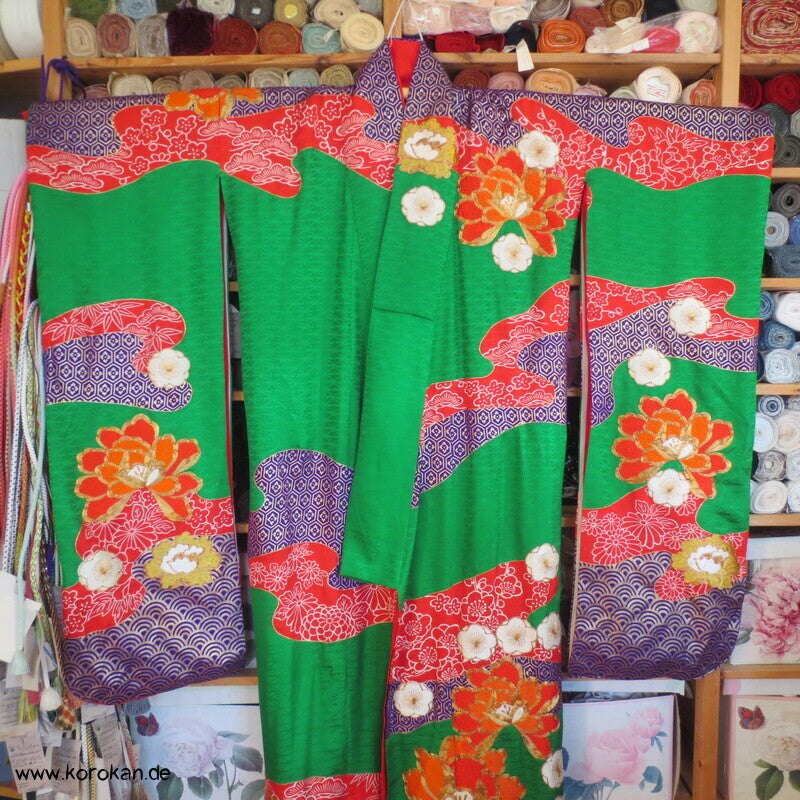 Kakeshita Hochzeits Kimono üppig bestickt mit dickem Saum