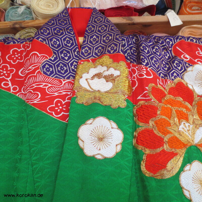 Kakeshita Hochzeits Kimono üppig bestickt mit dickem Saum