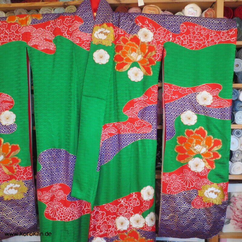 Kakeshita Hochzeits Kimono üppig bestickt mit dickem Saum