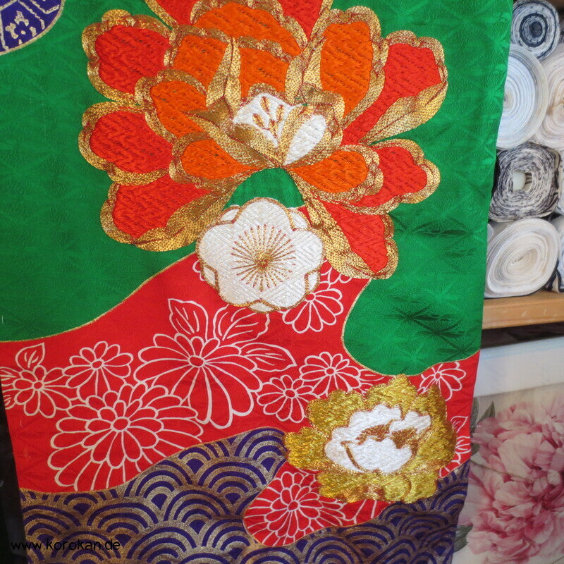 Kakeshita Hochzeits Kimono üppig bestickt mit dickem Saum