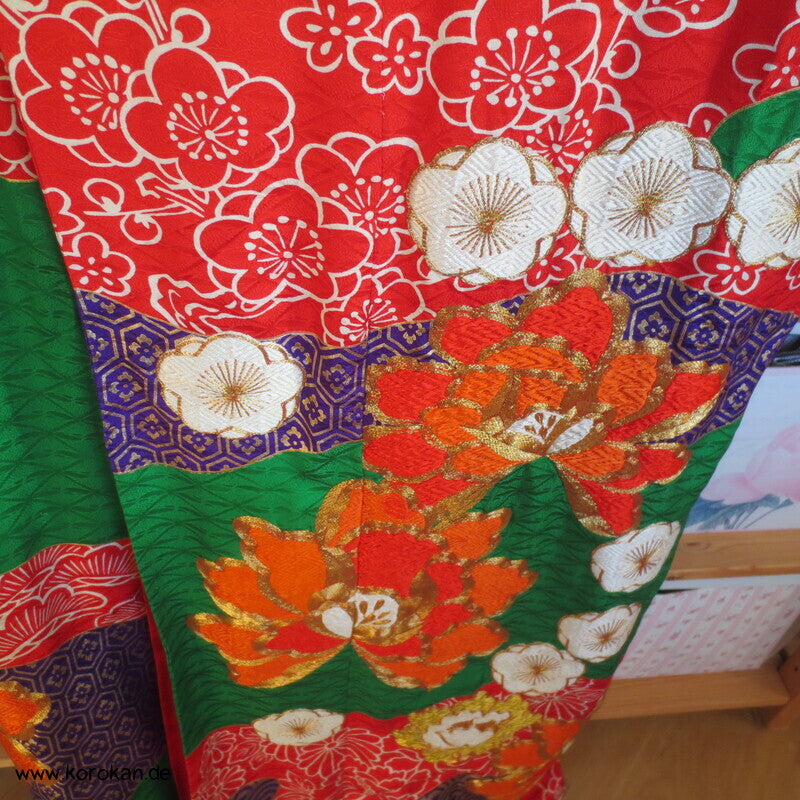 Kakeshita Hochzeits Kimono üppig bestickt mit dickem Saum