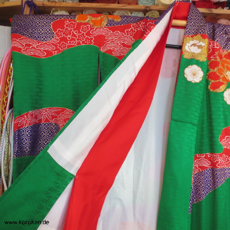 Kakeshita Hochzeits Kimono üppig bestickt mit dickem Saum