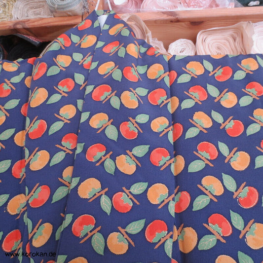 Persimonen auf blauviolett, Goldakzente Seiden Chirimen Crepe Komon Kimono
