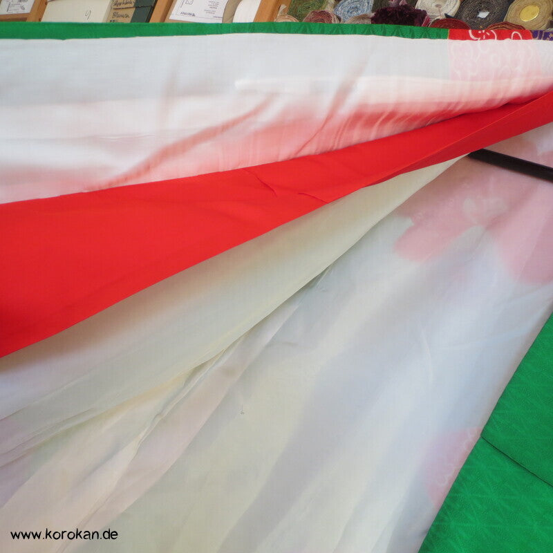 Kakeshita Hochzeits Kimono üppig bestickt mit dickem Saum