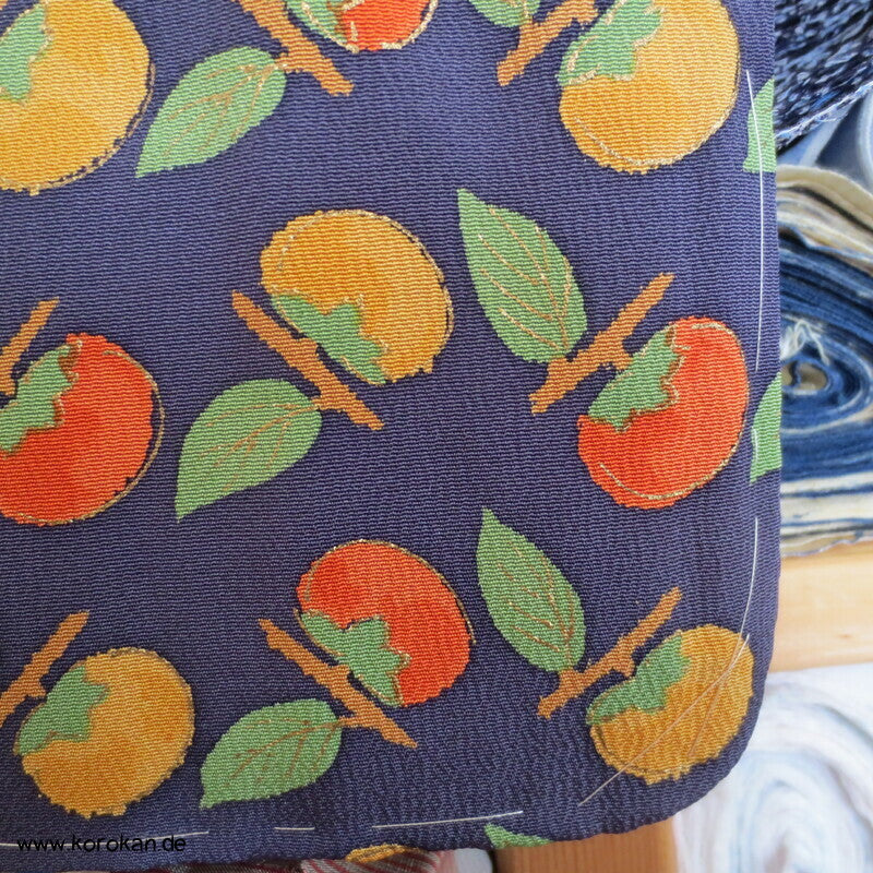 Persimonen auf blauviolett, Goldakzente Seiden Chirimen Crepe Komon Kimono