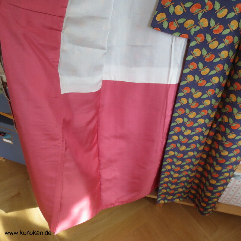Persimonen auf blauviolett, Goldakzente Seiden Chirimen Crepe Komon Kimono