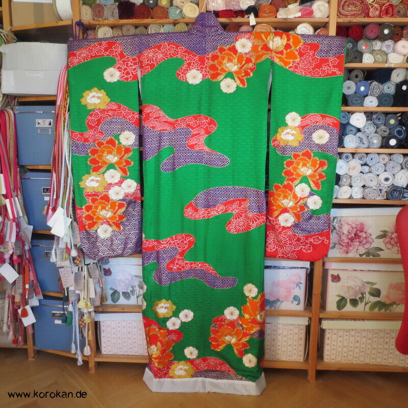 Kakeshita Hochzeits Kimono üppig bestickt mit dickem Saum