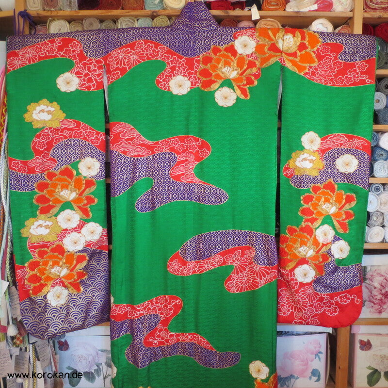 Kakeshita Hochzeits Kimono üppig bestickt mit dickem Saum