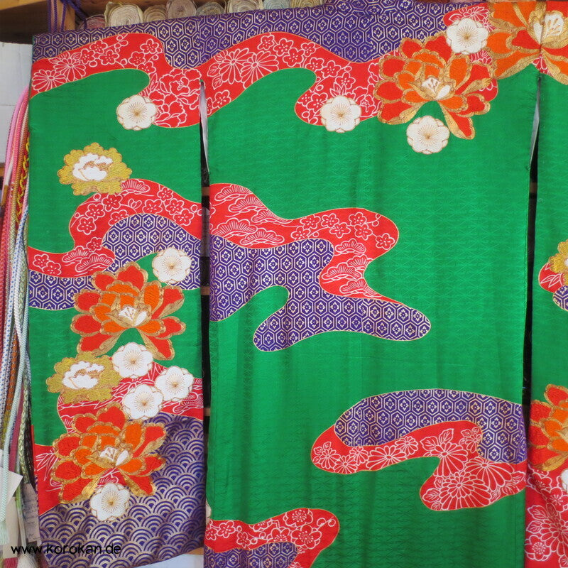 Kakeshita Hochzeits Kimono üppig bestickt mit dickem Saum