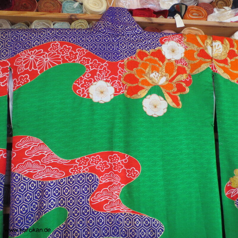 Kakeshita Hochzeits Kimono üppig bestickt mit dickem Saum