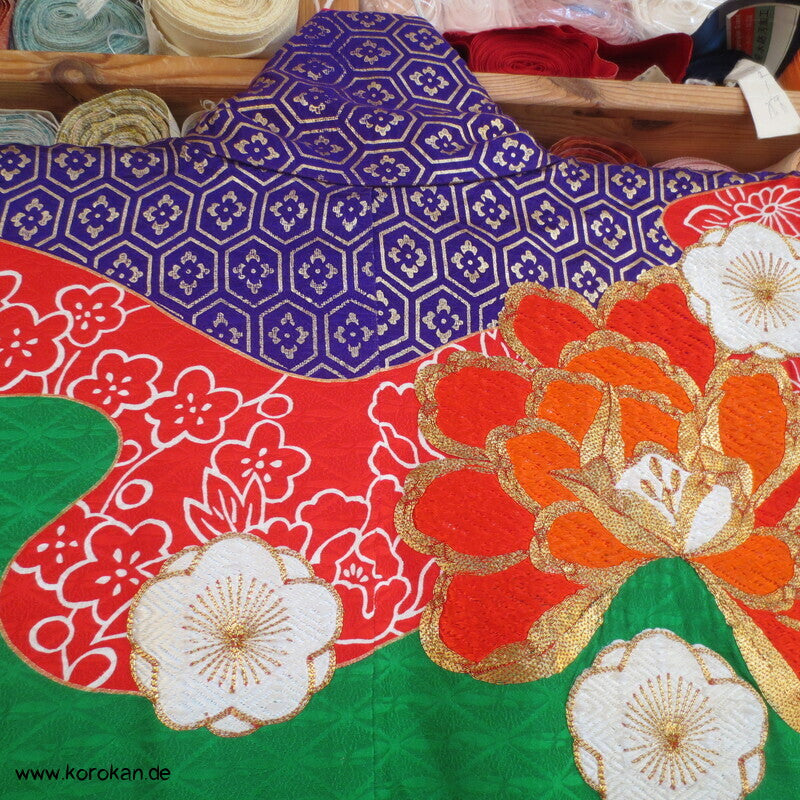 Kakeshita Hochzeits Kimono üppig bestickt mit dickem Saum