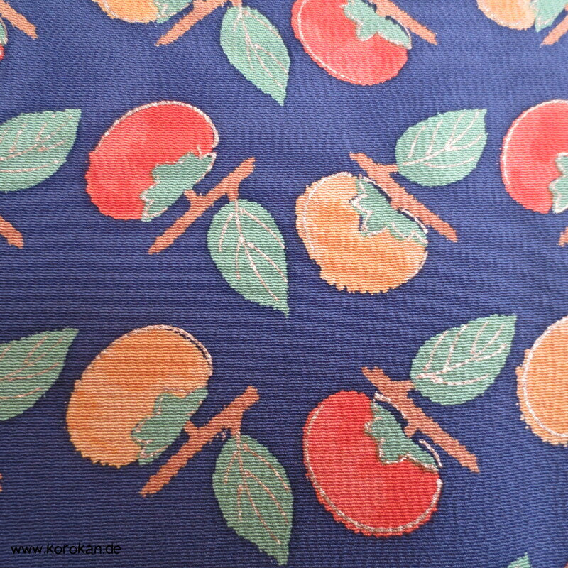 Persimonen auf blauviolett, Goldakzente Seiden Chirimen Crepe Komon Kimono