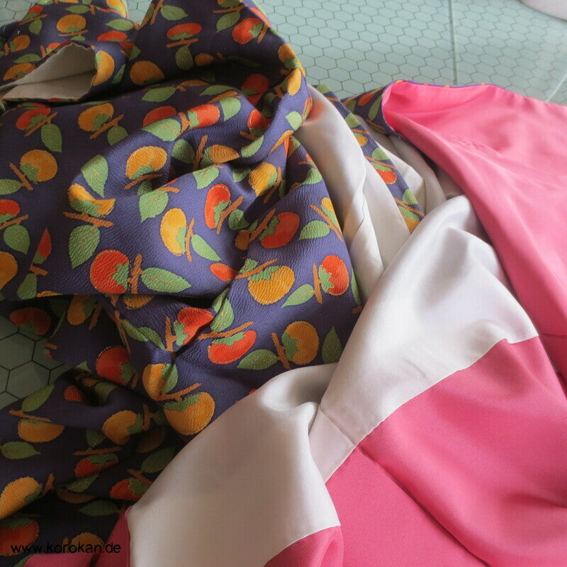 Persimonen auf blauviolett, Goldakzente Seiden Chirimen Crepe Komon Kimono