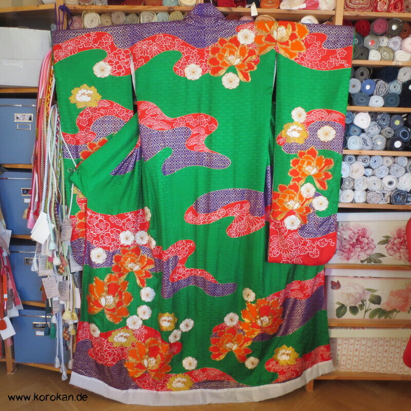 Kakeshita Hochzeits Kimono üppig bestickt mit dickem Saum