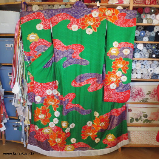 Kakeshita Hochzeits Kimono üppig bestickt mit dickem Saum