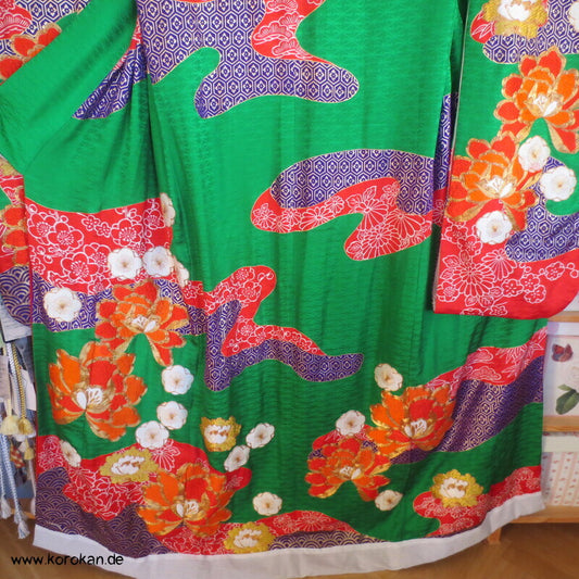 Kakeshita Hochzeits Kimono üppig bestickt mit dickem Saum