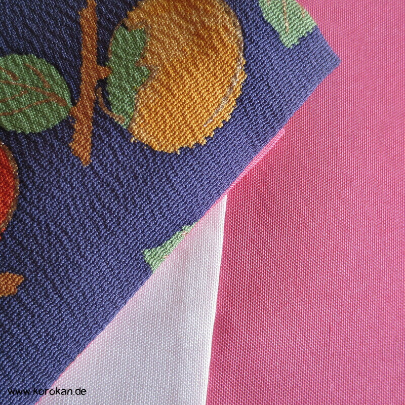 Persimonen auf blauviolett, Goldakzente Seiden Chirimen Crepe Komon Kimono