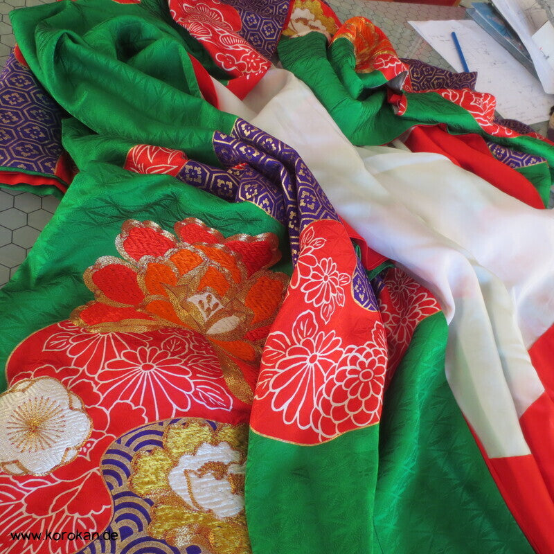 Kakeshita Hochzeits Kimono üppig bestickt mit dickem Saum