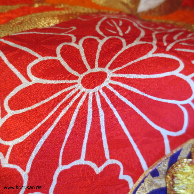 Kakeshita Hochzeits Kimono üppig bestickt mit dickem Saum