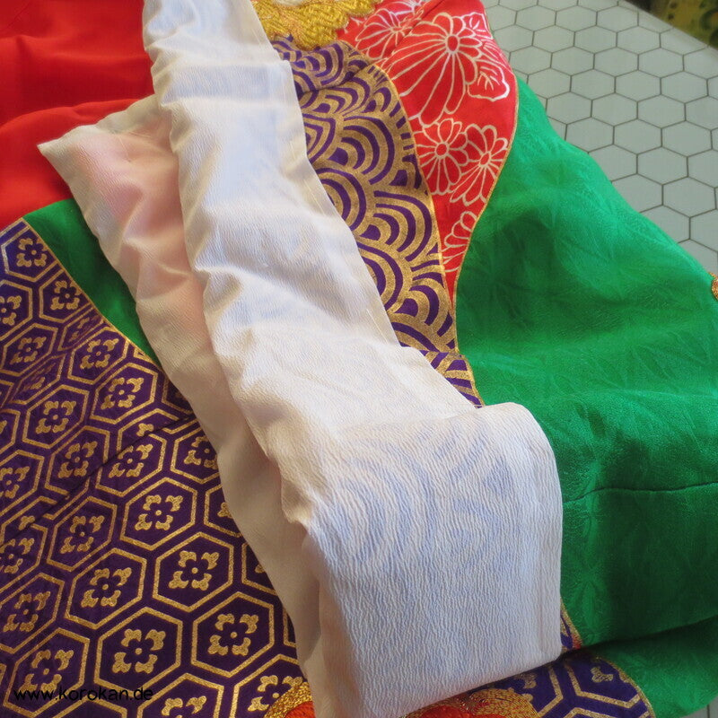 Kakeshita Hochzeits Kimono üppig bestickt mit dickem Saum