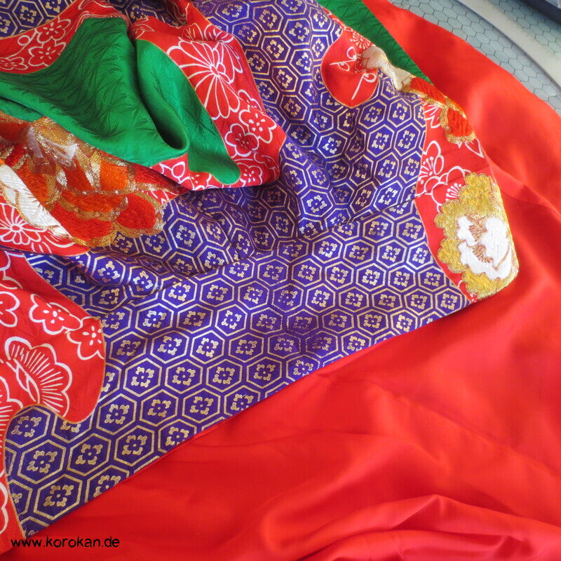 Kakeshita Hochzeits Kimono üppig bestickt mit dickem Saum