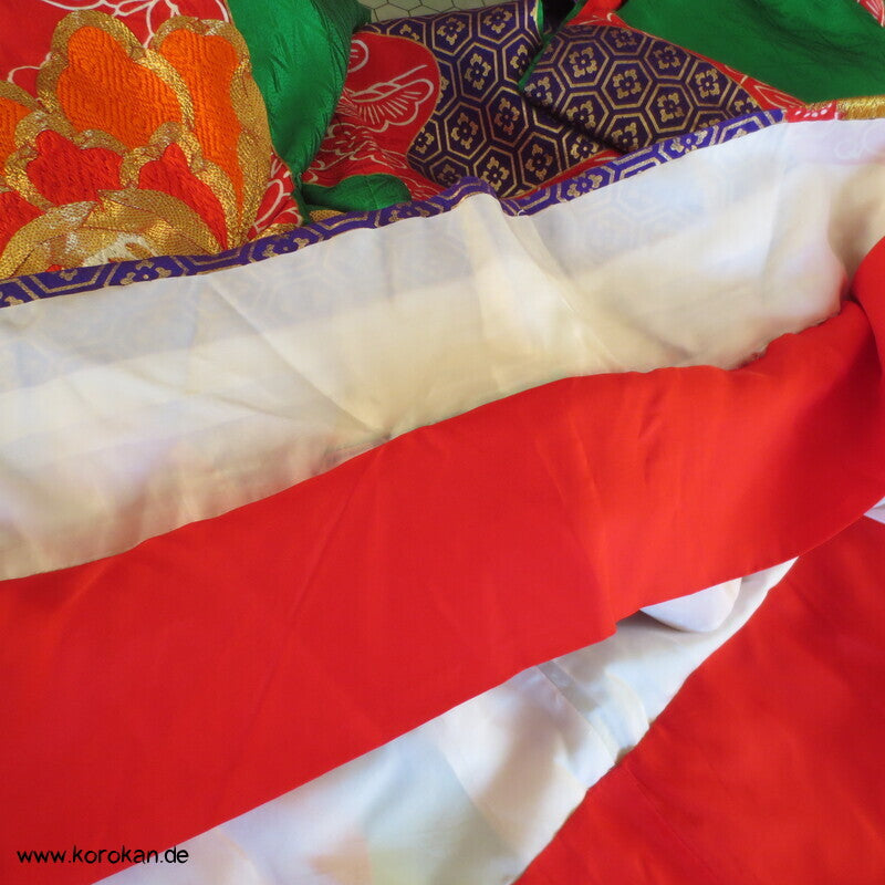 Kakeshita Hochzeits Kimono üppig bestickt mit dickem Saum