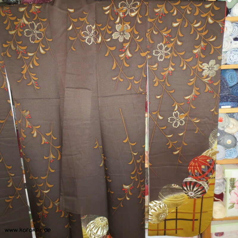fallende Blüten über Temaribällen Seidendamast Furisode Kimono