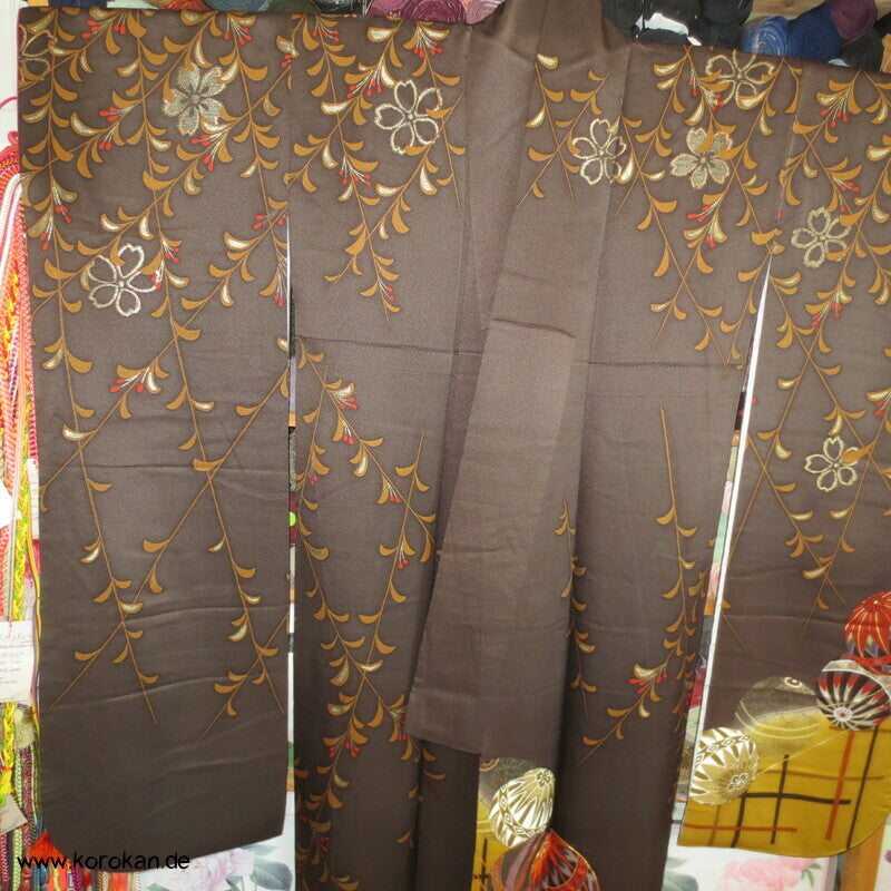 fallende Blüten über Temaribällen Seidendamast Furisode Kimono