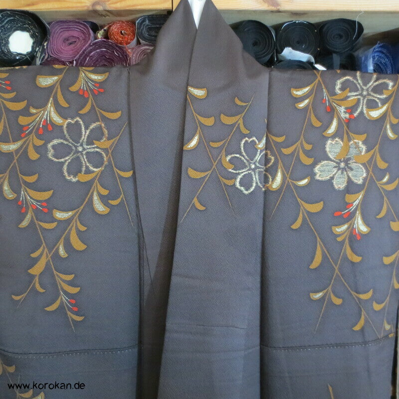 fallende Blüten über Temaribällen Seidendamast Furisode Kimono