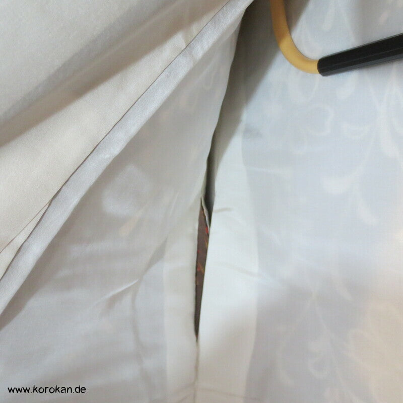fallende Blüten über Temaribällen Seidendamast Furisode Kimono