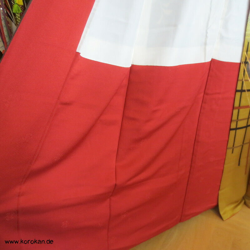 fallende Blüten über Temaribällen Seidendamast Furisode Kimono