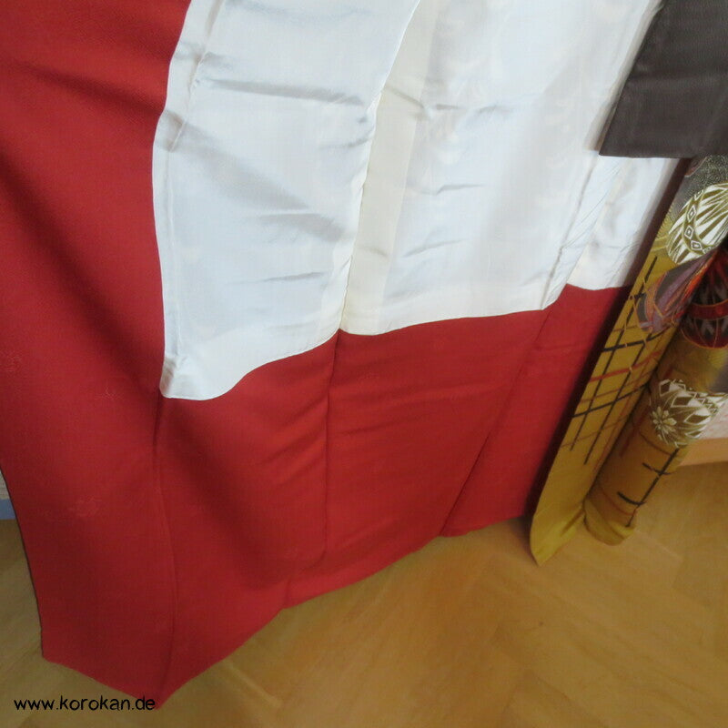 fallende Blüten über Temaribällen Seidendamast Furisode Kimono