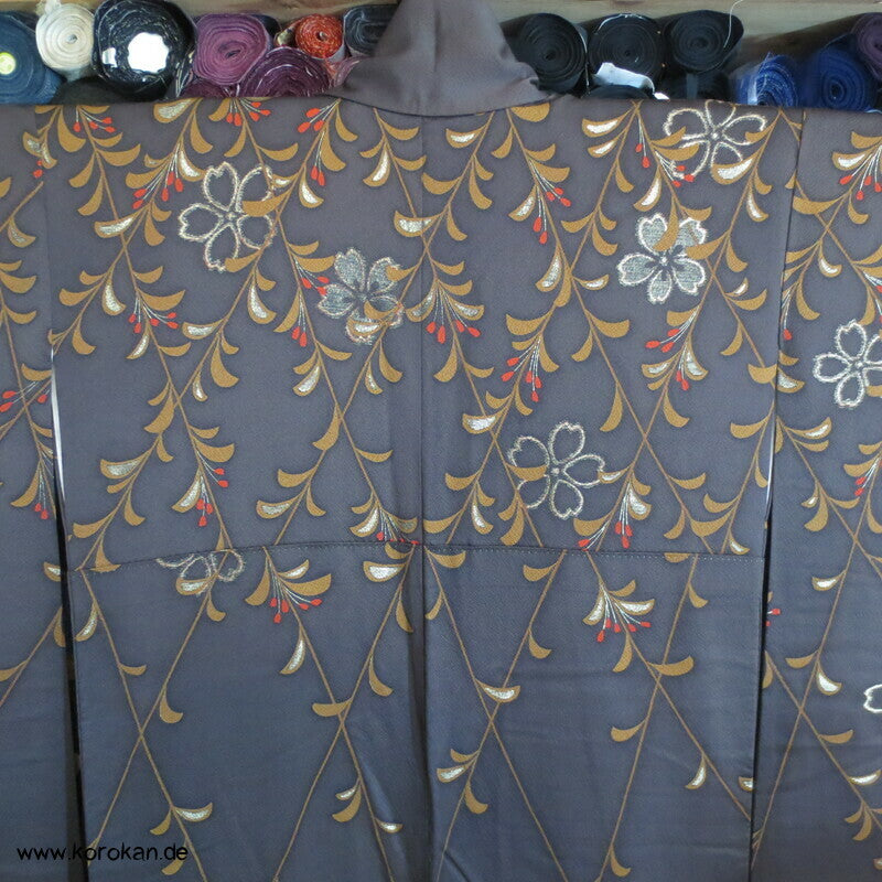 fallende Blüten über Temaribällen Seidendamast Furisode Kimono