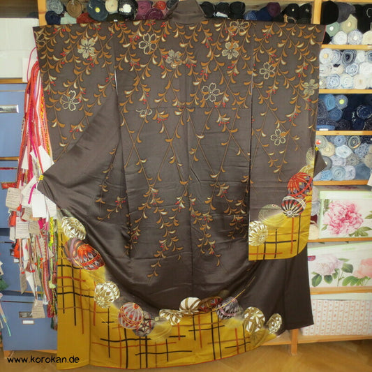 fallende Blüten über Temaribällen Seidendamast Furisode Kimono
