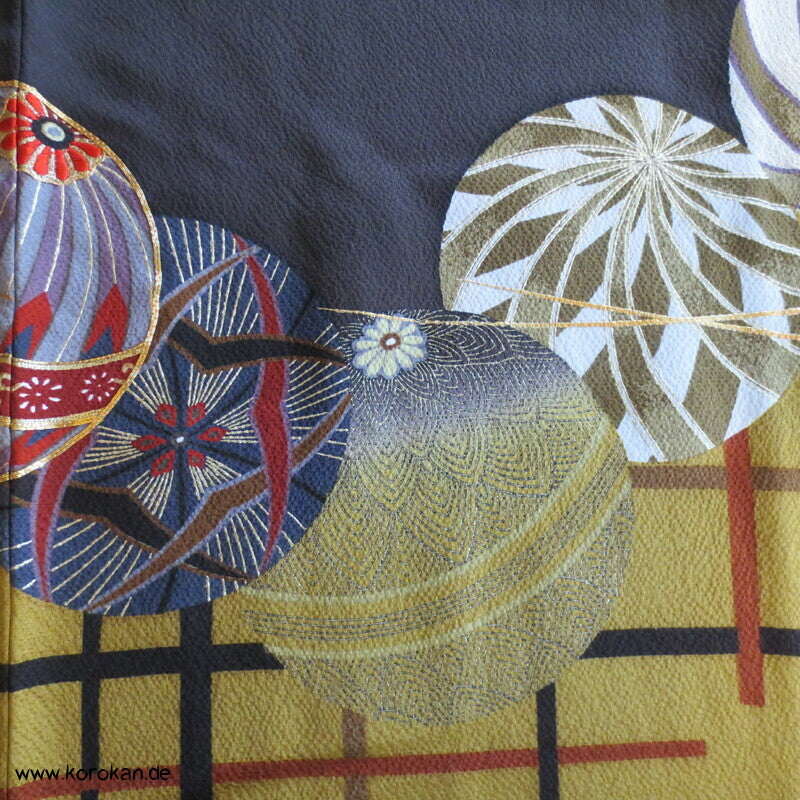 fallende Blüten über Temaribällen Seidendamast Furisode Kimono