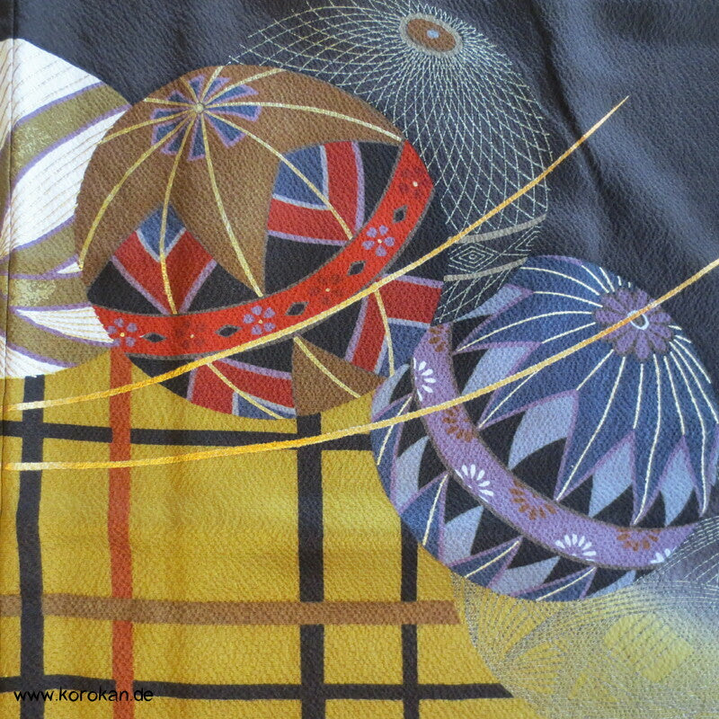 fallende Blüten über Temaribällen Seidendamast Furisode Kimono