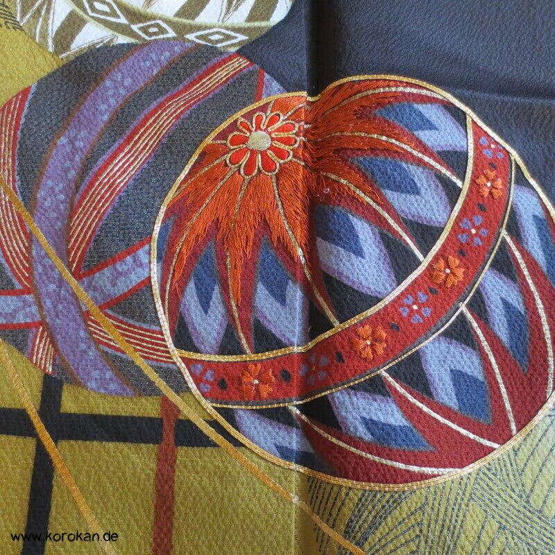 fallende Blüten über Temaribällen Seidendamast Furisode Kimono
